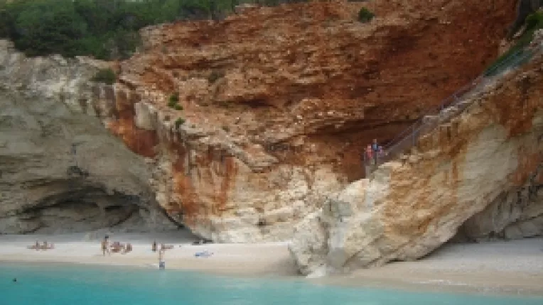 Porto Katsiki, o faimoasa plaja din Insula Lefkada, in top 10 plaje din lume