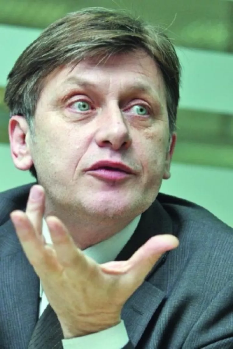 Potrivit lui Antonescu, Basescu si Geoana merg la stana, in timp ce tara e in deriva si faliment