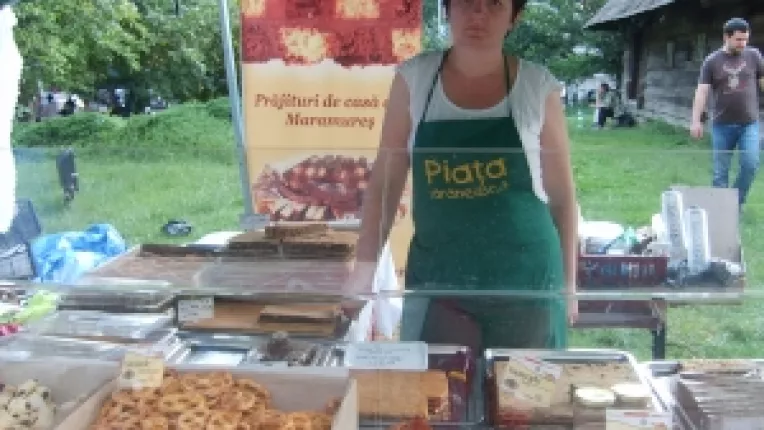 Prajituri din Maramures, la targul Piata Taraneasca si Mester(Esti)!, in curtea Muzeului Taranului Roman