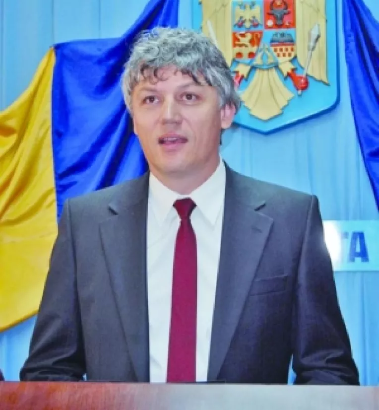 Prefectul i-a amenintat pe directorii coordonatori ca isi ia jucariile si pleaca