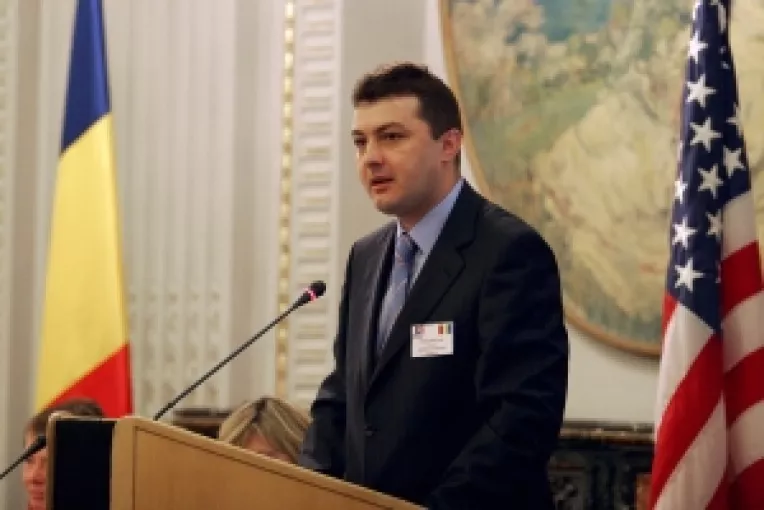 Pregatiri pentru o absorbtie "istorica"
Conservatorii sunt dispusi sa-i primeasca in PC pe parlamentarii PRM