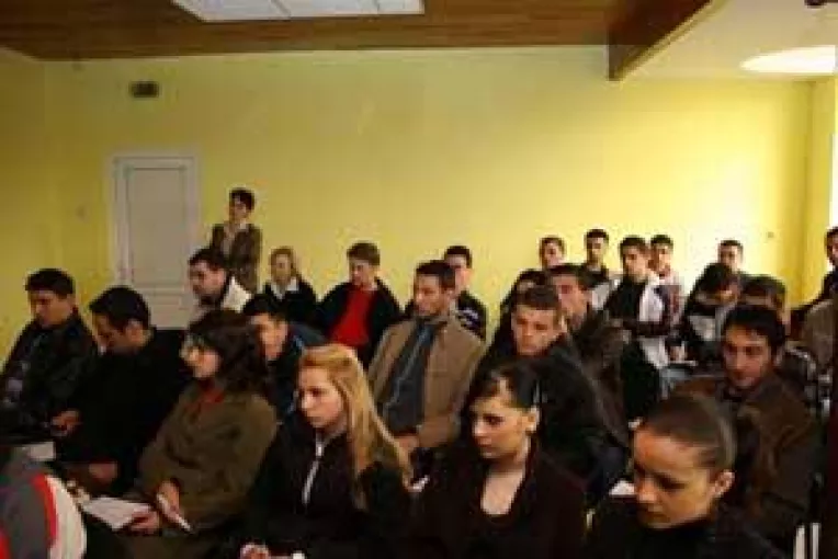 Premiera la Craiova. Carduri studentesti Euro 26