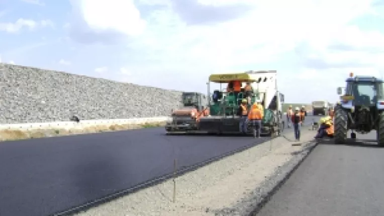 Premierul Boc: "Anul acesta finalizam centura ocolitoare a Clujului  si 42 de km din Autostrada Transilvania si continuam lucrarile pe santierele din scoli"