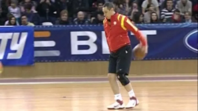 Premierul Victor Ponta a jucat baschet alaturi de jurnalisti si de liceeni, intr-o partida cu scop caritabil 