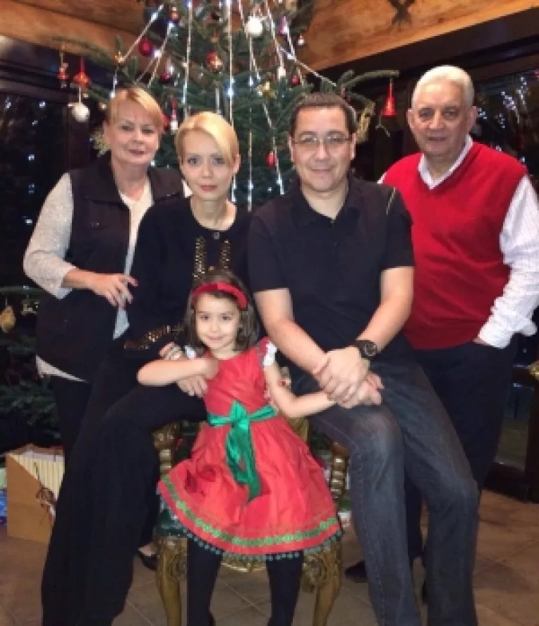 Premierul Victor Ponta isi petrece Craciunul impreuna cu sotia, fiica si socrii