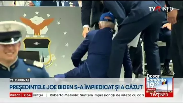 Presedintele Joe Biden s-a impiedicat si a cazut pe scena