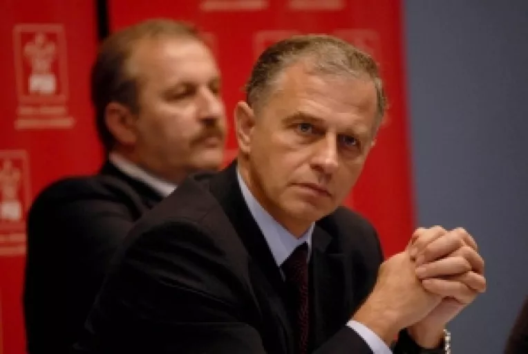 Presedintele PSd da semne de apropiere de Basescu
Geoana, din nou in disputa cu Iliescu