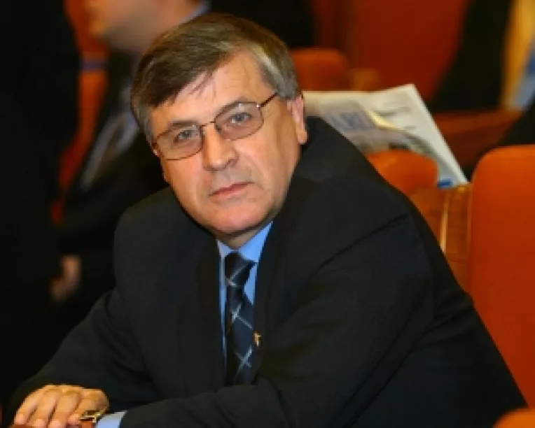 Prezenta deputatilor va fi inregistrata pe baza cartelei de vot 
