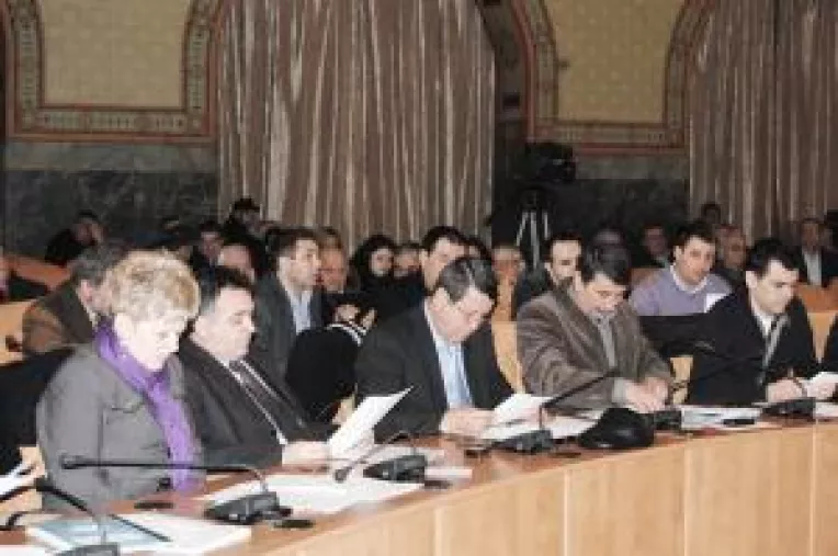 Primaria face ordine la asociatii