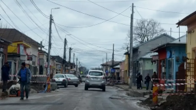 Primarul Dragulin se joaca cu planse colorate in timp ce strazile Calarasiului arata ca dupa bombardament
