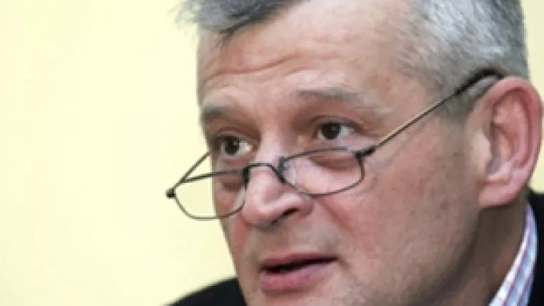 Primarul general al Capitalei, Sorin Oprescu, nu s-a hotarat daca sa se inscrie sau nu in cursa pentru prezidentiale