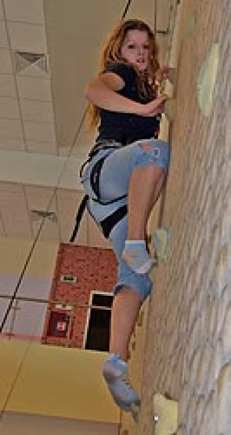 Primul market cu perete de alpinism inalt de 9 metri se deschide la Constanta