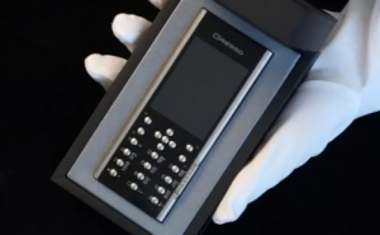 Primul smartphone dual SIM pentru fitosi!