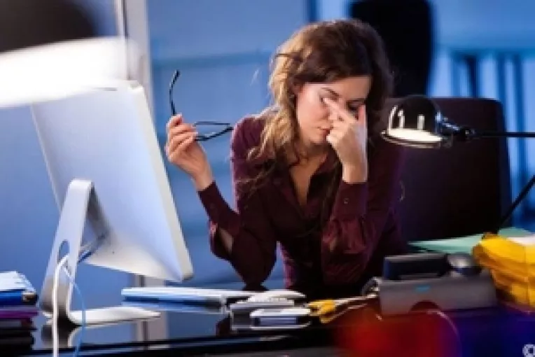 Probleme ale ochilor care apar atunci cand citim zilnic pe smartphone-uri, laptop-uri sau tablete