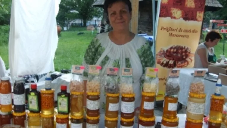 Produse apicole, la standul Elenei Stan, in cadrul targului Piata Taraneasca