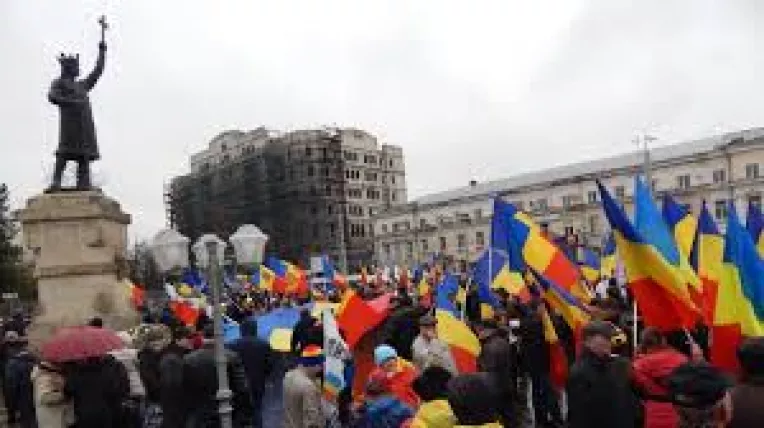 Prof. Victor Gaidamut, care urma sa sarbatoreasca Centenarul Unirii, dat jos din autocarul care pleca la Chisinau
