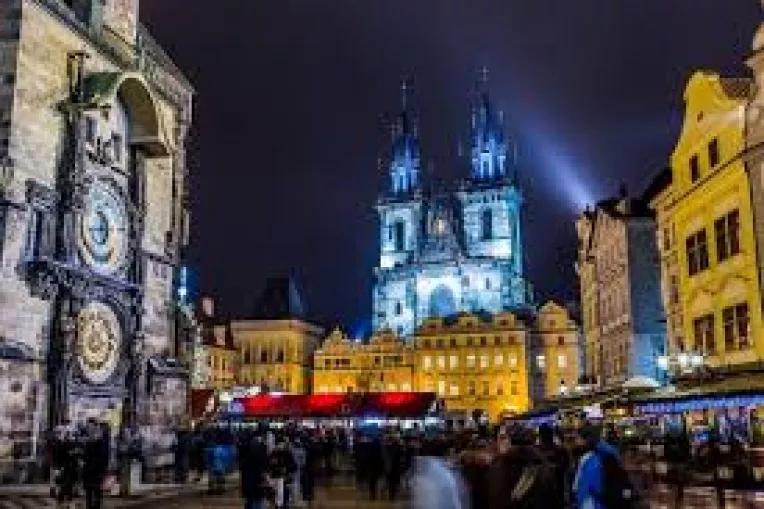 Programul hipermarketurilor, bancilor si transportului in comun de Craciun