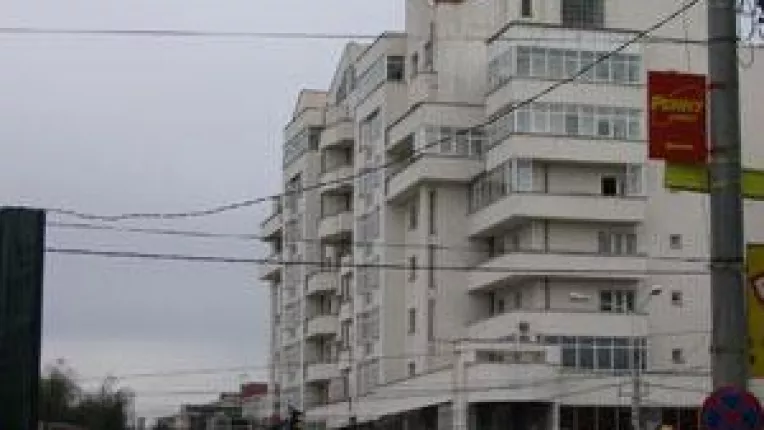 Proprietarii asteapta de 15 ani sa se mute in casa noua. Constructor incapabil la blocul 21 A