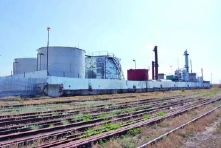 Proprietarii fostei fabricii de zahar din Navodari revendica terenul pe care a construit Guliu
Din afacerile ilegale cu benzina, Primaria Balcescu s-a ales cu un acoperis