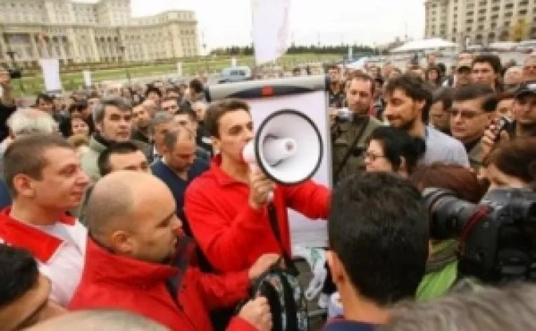 Protest in Piata Constitutiei contra CNA: 2000 de cetateni s-au solidarizat cu Mircea Badea pentru a apara libertatea de exprimare