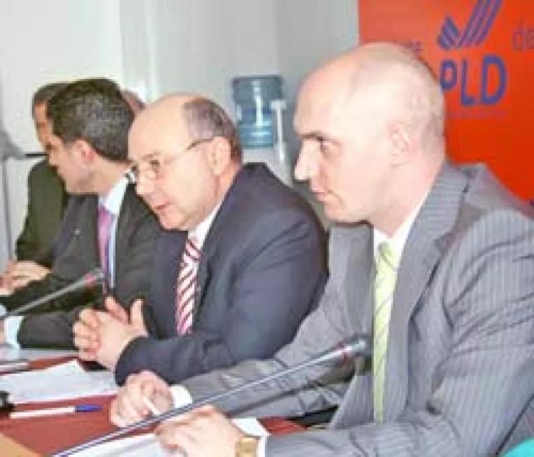 Pupi isi intareste partidul cu "o gasca de borfasi si escroci"