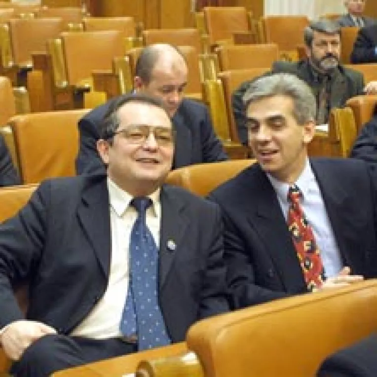 Radioul si televiziunea publice invrajbesc PNL si PD