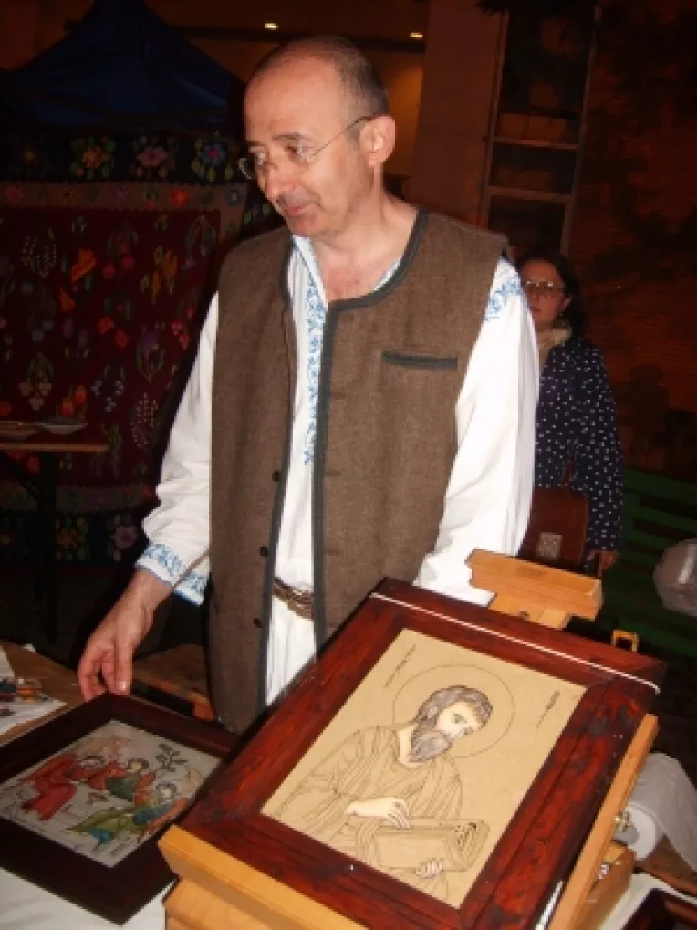 
Radu Dinca: "Icoane pe sticla si lemn, la targul Piata Taraneasca si Mester(Esti), organizat la MTR!"
