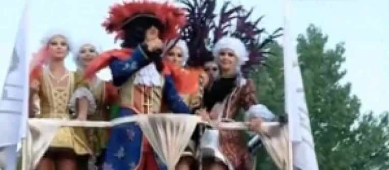 Radu Mazare a fost Regele-Soare la prima defilare a carelor alegorice din Mamaia