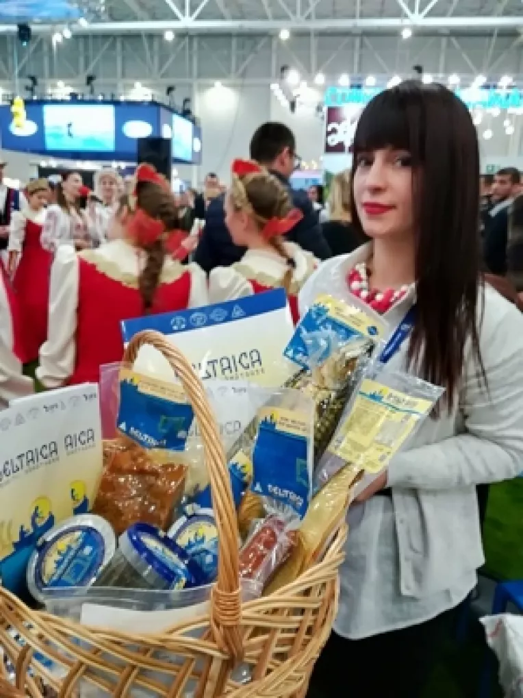 Raluca Bereza de la Deltaica, din judetul Tulcea, participa cu salate icre, produse marinate si produse afumate, la Targul de Turism de la Romexpo