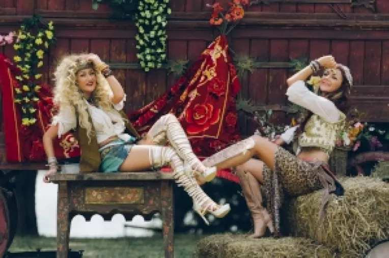 Raluca si Denisa de la Bambi prefera talismanele norocoase