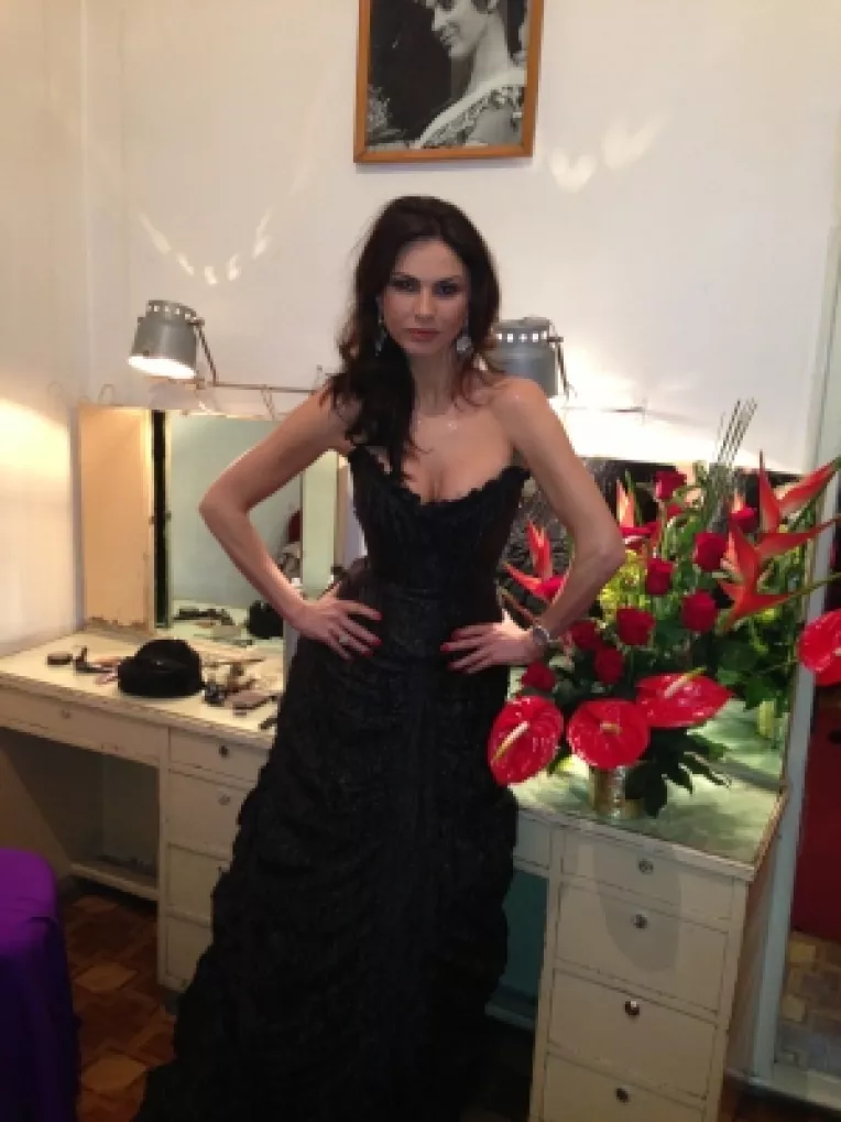 Ramona Badescu a afisat un trup de sirena la Balul Operei din Cluj!

 

