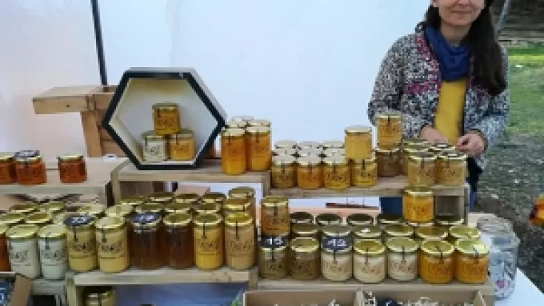 Ramona Popoiu-Popescu, detinatoarea brandului apicol Regina, la Targul Piata Taraneasca de la MTR