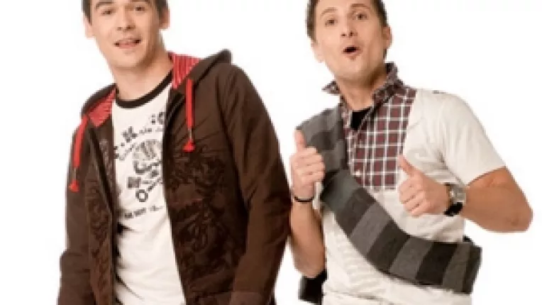 Razvan Simion si Dani Otil sunt platiti cu cate 50.000 de euro ca sa colinde tara timp de 3 luni