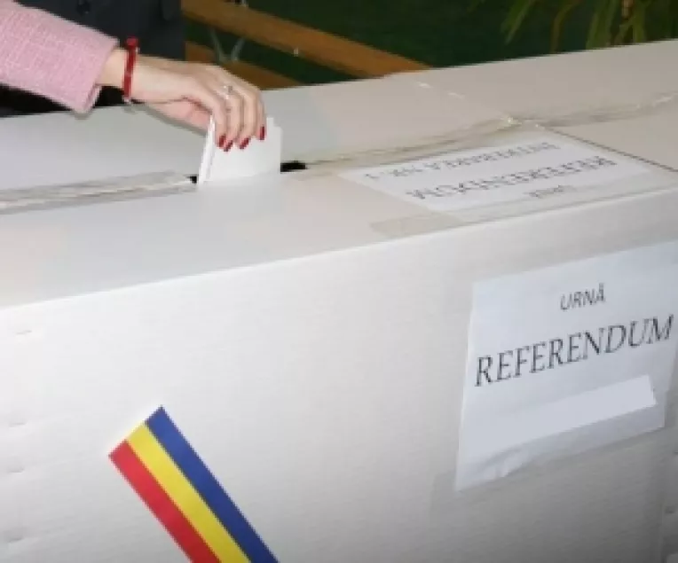 Referendum: CCR vrea ca Basescu sa fie demis cu votul a jumatate plus 1 din numarul total al celor inscrisi in listele de vot
 
