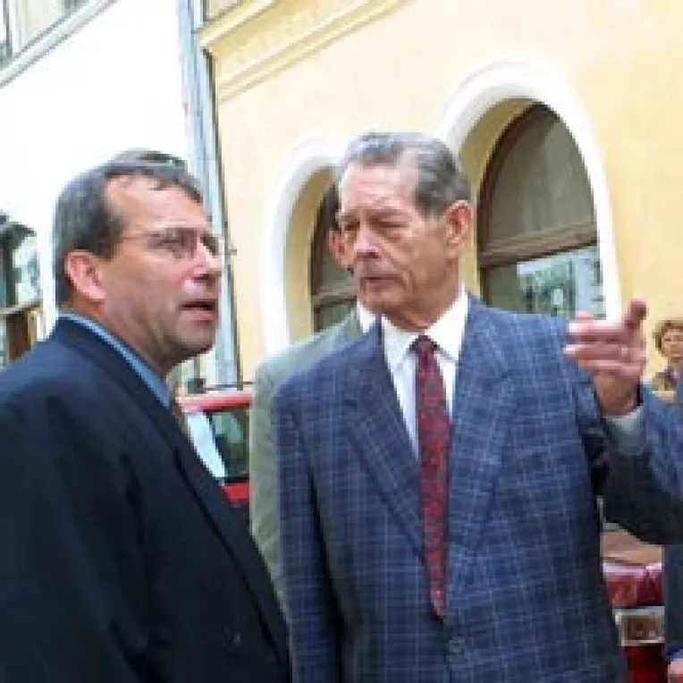 Regelui Mihai nu i s-au sters tablourile din datorie