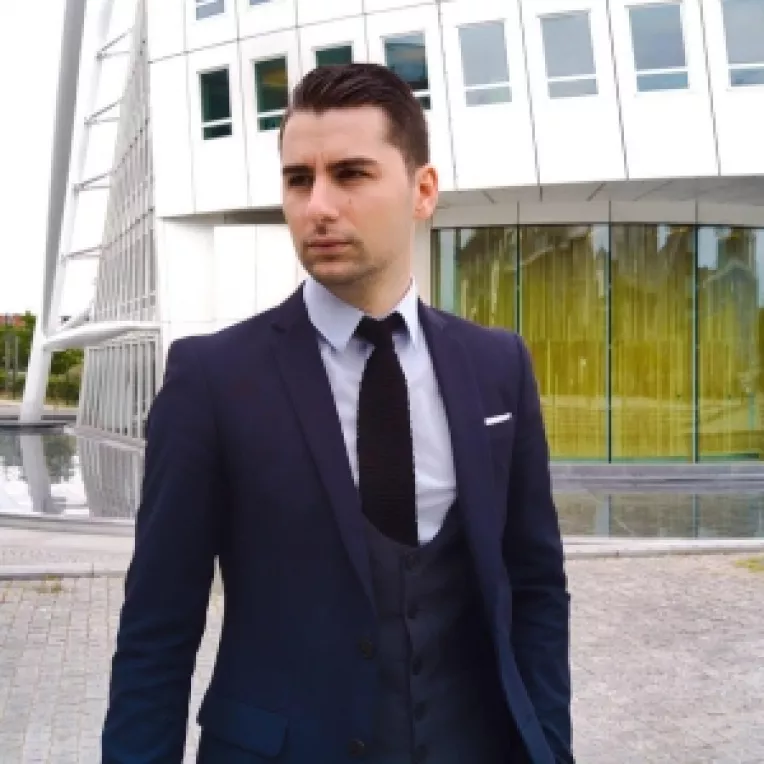 Regizorul Octavian Iacob a realizat un spot TV, prin care indeamna la solidaritate si ajutor in lupta impotriva COVID-19