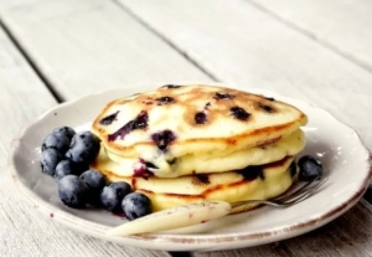 Reteta de mini clatite cu afine, mascarpone si iaurt