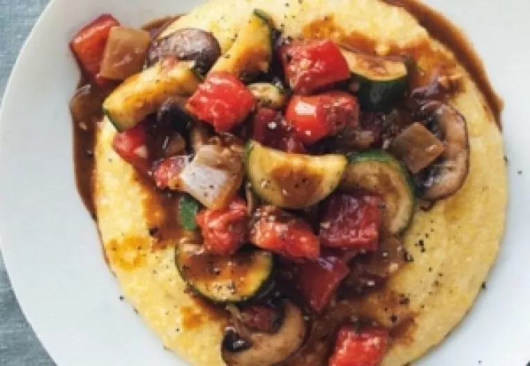 Reteta pentru Ziua Ursului: Mamaliga cu legume