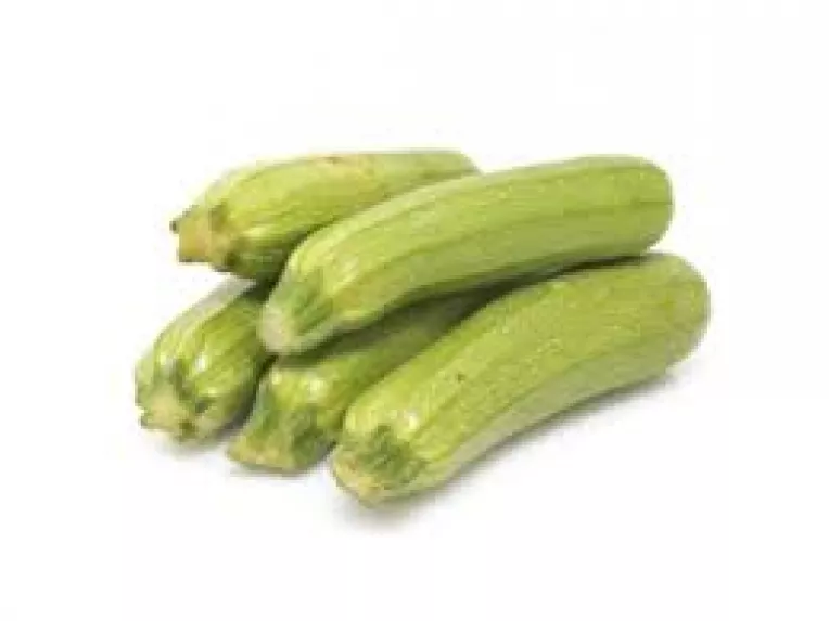 Reteta rapida: Dovlecei si cartofi, in sos de cimbru cu iaurt