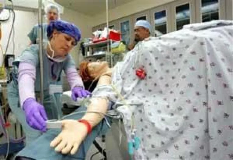 Robotica Noelle "naste" bebelusi din plastic