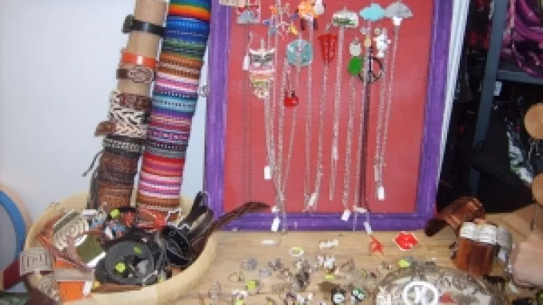 Rochii pictate manual si inele din alama argintata, la standul Hippie Hippie Shake din cadrul Asia Fest 2014