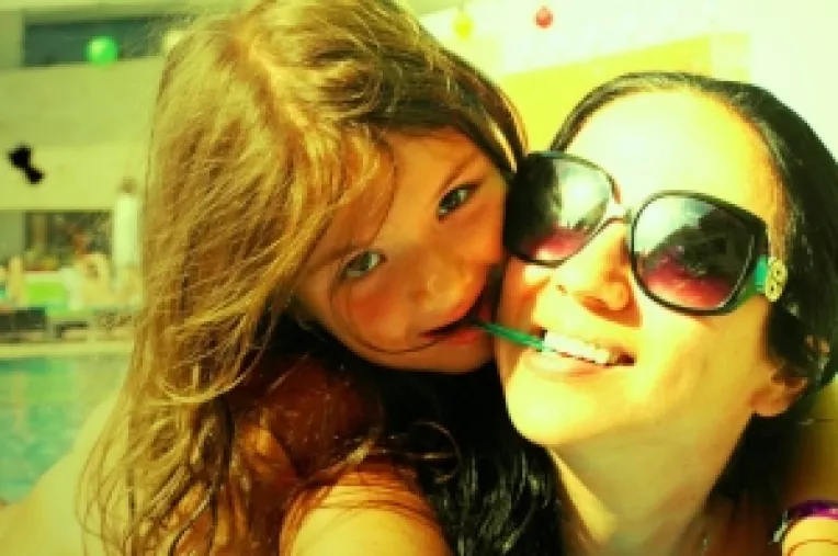 Rocsana Marcu isi duce fetita in Egipt