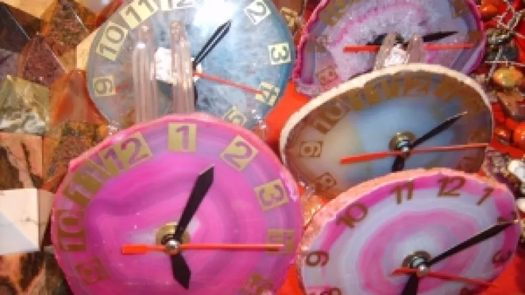 Rodica Florea: "Bijuterii din cristale si ceasuri din felii de agate create de fiul meu, Robert!"
