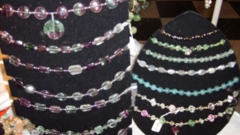 Rodica Florea: "Coliere din fluorina si agat de foc, la mare cautare!"
