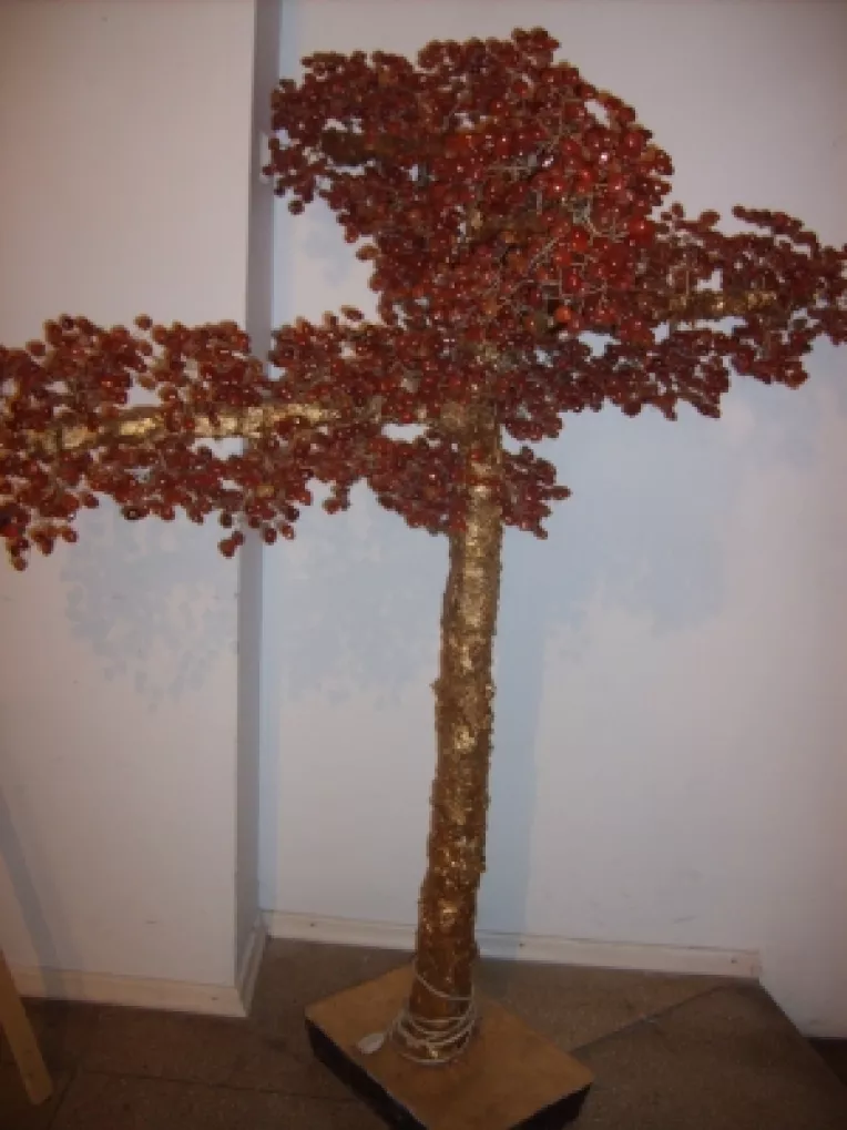 
Rodica Florea: "Fiul meu, Robert, a facut un pom din carneol cu 3.300 de pietre!"

