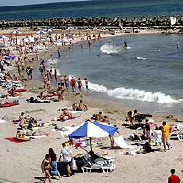 Romanii au luat cu asalt marea