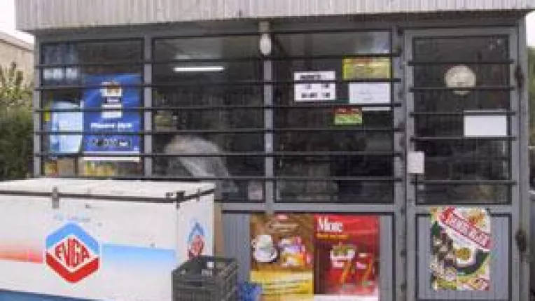 Romanii cumpara tot de la chioscul din colt