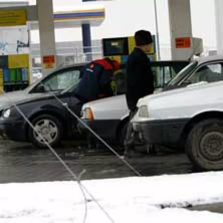 Romanii isi fac "plinul" la masina in ajun de Craciun
