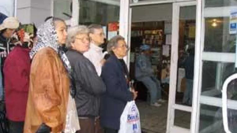 Romanii nu mai au bani de pus la ciorap