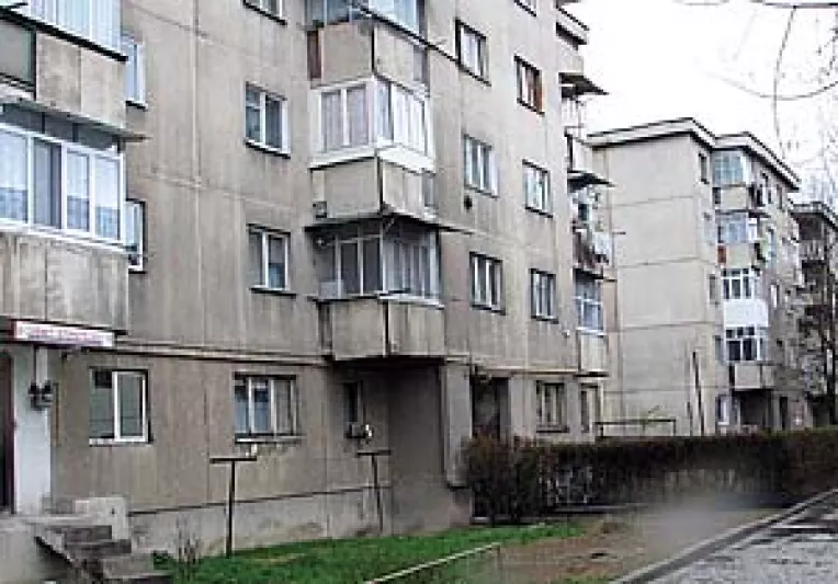 Romanii ocolesc apartamentele situate la parter si la ultimul etaj